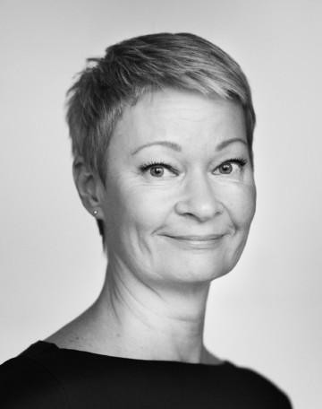 Black and white portrait of Sari Väänänen.