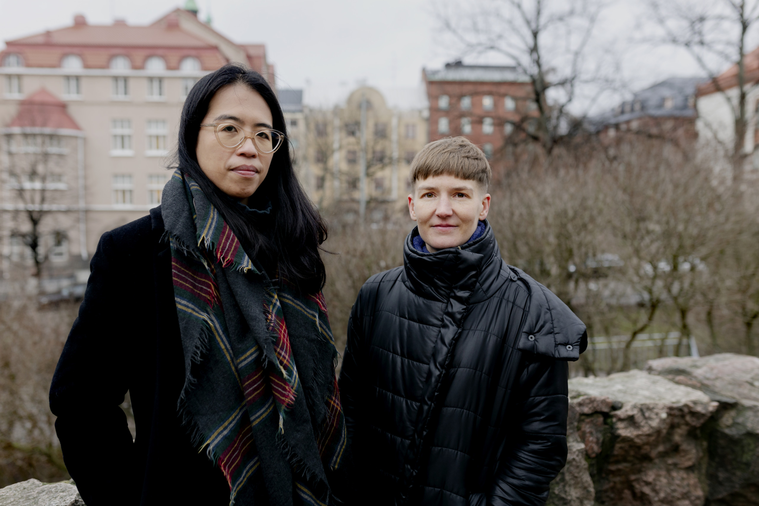 Christina Li (vasen) ja Pilvi Takala (oikea) Helsingissä 2020. Kuva: Ida Enegren. Christina Li ja Pilvi Takala kuvattuna yhdessä talvisessa puistomaisemassa.