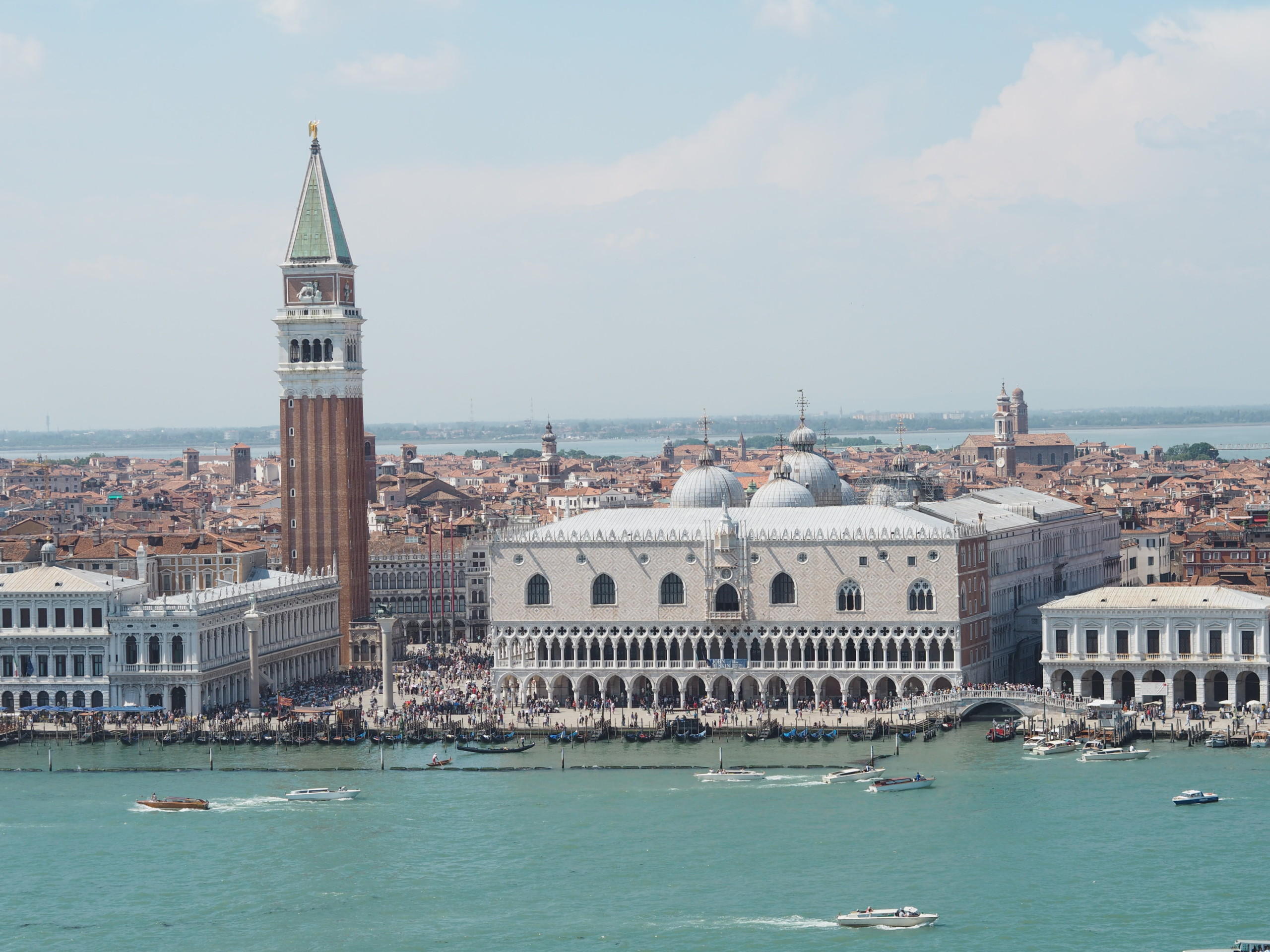 Ilmakuva Venetsian historiallisesta kaupungista.