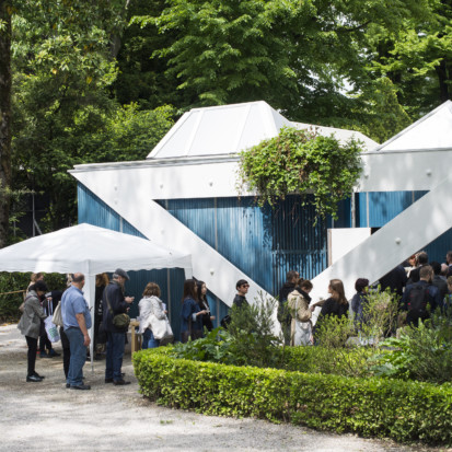 People queuing in to the Finnish Aalto Pavilion. Weather is sunny and atmosphere warm.