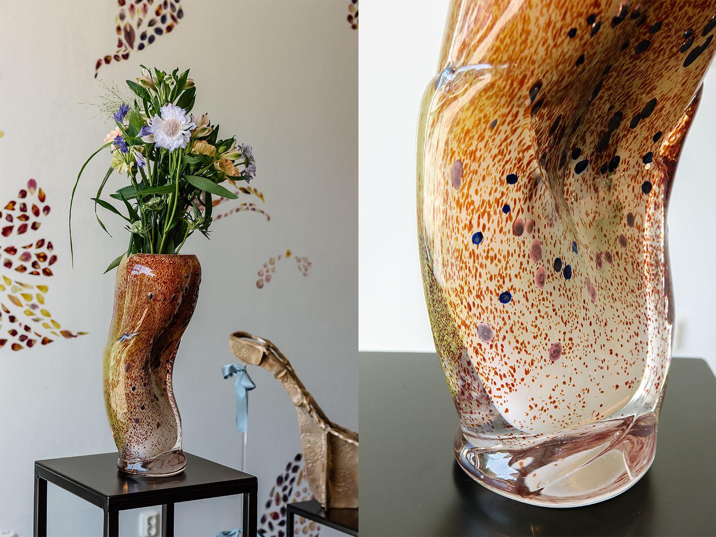 Kaksi vierekkäistä kuvaa taiteilija Man Yaun teoksesta Ornament. Vasemmanpuoleisessa kuvassa on orgaanisen muotoinen lasimaljakko, jossa on kukkia ja lehtiä. Toinen kuva on lähikuva maljakosta, jossa on meripihkanoransseja värejä ja pistemäisiä kuvioita puhalletussa lasissa.